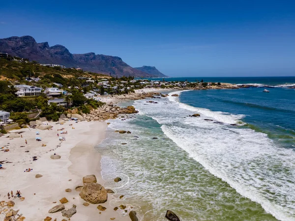 Camps Bay Beach Cape Town felülről drónra néző kilátással, Camps Bay Cape Town — Stock Fotó