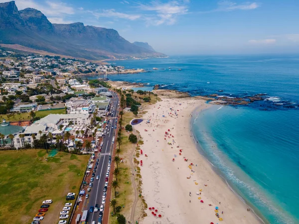 Plage de Camps Bay Cape Town d'en haut avec vue aérienne sur drone, Camps Bay Cape Town — Photo