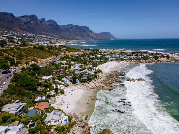 Camps Bay beach Città del Capo dall'alto con vista aerea drone, Camps Bay Città del Capo — Foto Stock