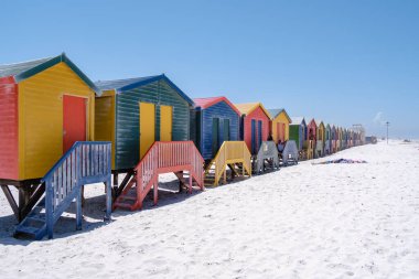 Muizenberg sahil kasabasındaki renkli sahil evi, sahil kulübeleri, Muizenberg, Cape Town, False Bay, Güney Afrika