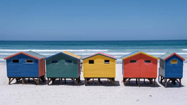 Colorida casa de playa en la playa de Muizenberg Ciudad del Cabo, cabañas de playa, Muizenberg, Ciudad del Cabo, False Bay, Sudáfrica — Foto de Stock