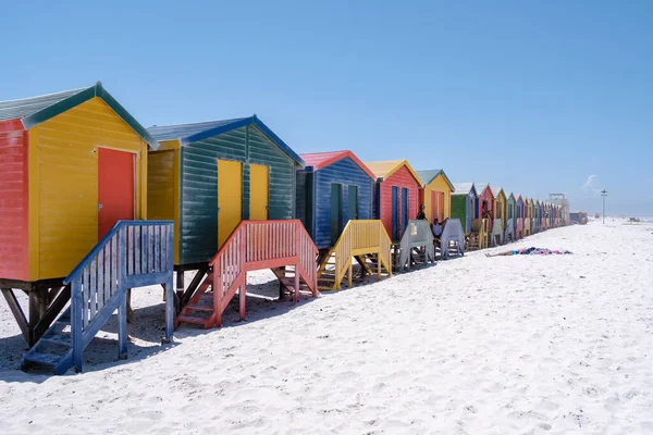 Colorida casa de playa en la playa de Muizenberg Ciudad del Cabo, cabañas de playa, Muizenberg, Ciudad del Cabo, False Bay, Sudáfrica — Foto de Stock