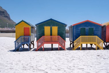Muizenberg sahil kasabasındaki renkli sahil evi, sahil kulübeleri, Muizenberg, Cape Town, False Bay, Güney Afrika