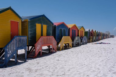 Muizenberg sahil kasabasındaki renkli sahil evi, sahil kulübeleri, Muizenberg, Cape Town, False Bay, Güney Afrika