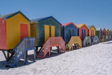 Muizenberg sahil kasabasındaki renkli sahil evi, sahil kulübeleri, Muizenberg, Cape Town, False Bay, Güney Afrika
