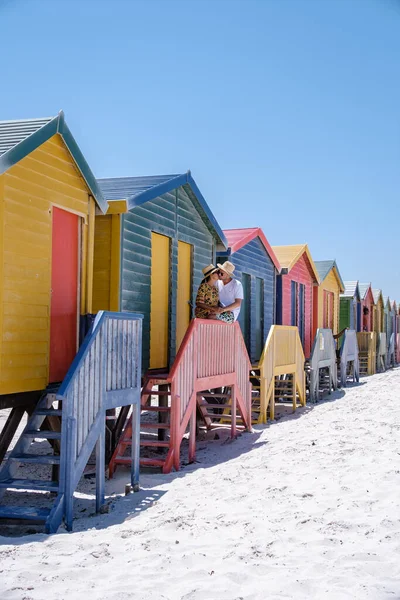 Colorida casa de playa en la playa de Muizenberg Ciudad del Cabo, cabañas de playa, Muizenberg, Ciudad del Cabo, False Bay, Sudáfrica — Foto de Stock