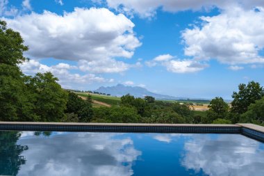 Yüzme havuzu, Güney Afrika 'nın üzüm bağlarına ve dağlarına bakıyor.