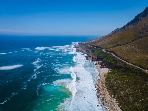 Берег Когелбей Західний Кейп Південна Африка, Когельбейська нерівна берегова лінія з дивовижними горами. — стокове фото