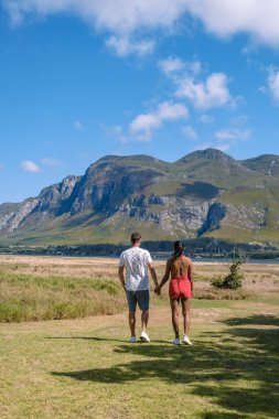  Güney Afrika 'da tatil sırasında, erkek ve kadın otlaklarda Hermanus yakınlarındaki dağlarda ve otlaklarda Batı Cape Güney Afrika Balina Sahili' nde.