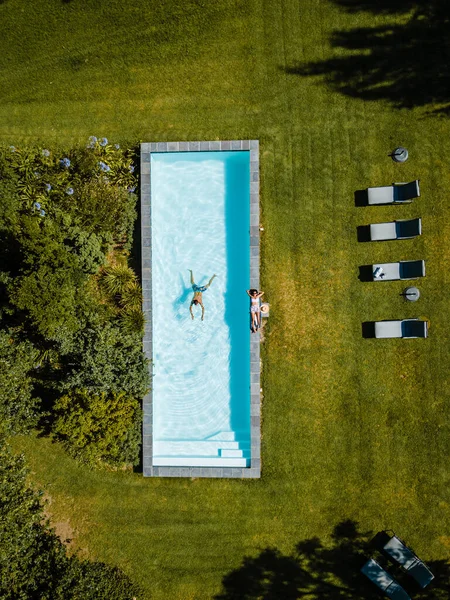 Vue de drone à la piscine ci-dessus avec homme et femme nageant à Stellenbosch, près de Cape Town, Afrique du Sud — Photo