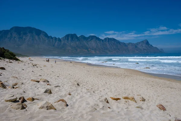 Пляж Когельбай Западная Мыс ЮАР, Когельбай Прочная береговая линия с захватывающими горами — стоковое фото