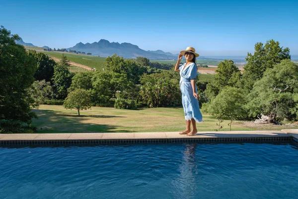 Γυναίκα στην πισίνα με θέα στους αμπελώνες και τα βουνά του Stellenbosch Νότια Αφρική — Φωτογραφία Αρχείου