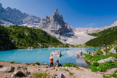 İtalyan Dolomitleri 'ndeki Lago di Sorapis' in açık gökyüzü, süt mavisi Lago di Sorapis Gölü, Sorapis Gölü, Dolomitler, İtalya