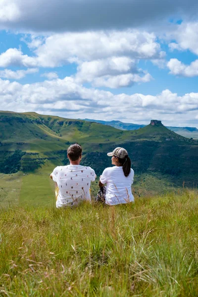 Drakensberg Giant Castle Sudafrica, montagna Drakensberg, Central Drakensberg Kwazulu Natal, coppia uomo e donna in montagna — Foto Stock