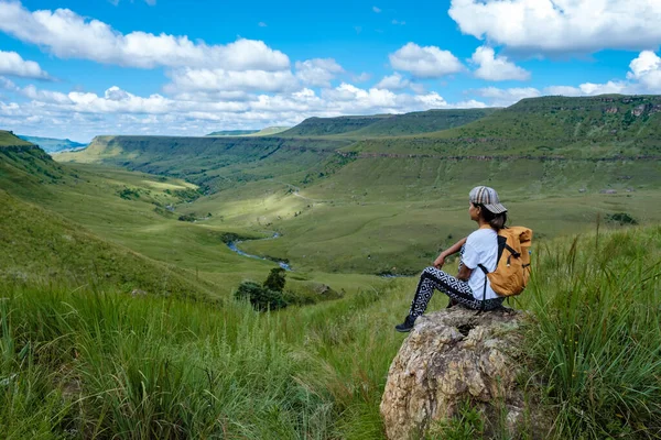 Drakensberg Giant Castle Sudafrica, montagna Drakensberg, Central Drakensberg Kwazulu Natal, donna asiatica che fa escursioni in montagna — Foto Stock