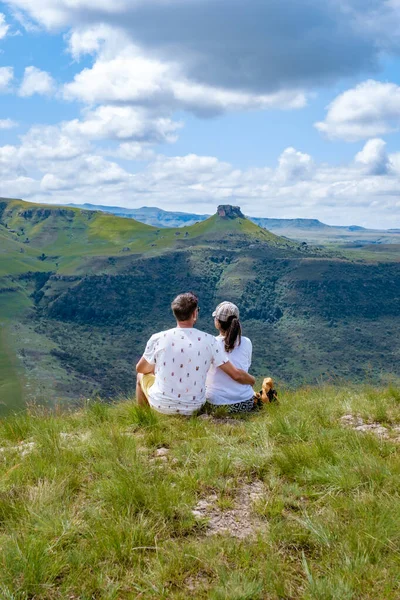 Drakensberg Giant Castle Zuid-Afrika, Drakensberg berg, Centraal Drakensberg Kwazulu Natal, echtpaar man en vrouw wandelen in de bergen — Stockfoto