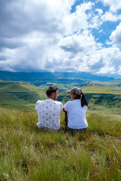 Drakensberg Giant Castle Zuid-Afrika, Drakensberg berg, Centraal Drakensberg Kwazulu Natal, echtpaar man en vrouw wandelen in de bergen — Stockfoto