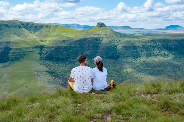 Drakensberg Giant Castle Sudáfrica, Drakensberg mountain, Central Drakensberg Kwazulu Natal, pareja de hombres y mujeres haciendo senderismo en las montañas — Foto de Stock