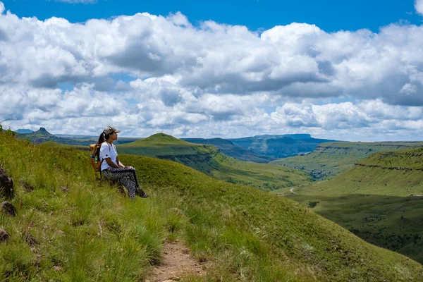Drakensberg Giant Castle Sudafrica, montagna Drakensberg, Central Drakensberg Kwazulu Natal, donna asiatica che fa escursioni in montagna — Foto Stock