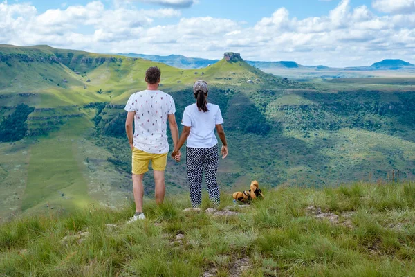 Drakensberg Giant Castle Zuid-Afrika, Drakensberg berg, Centraal Drakensberg Kwazulu Natal, echtpaar man en vrouw wandelen in de bergen — Stockfoto