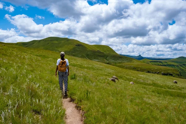 Drakensberg Giant Castle Zuid-Afrika, Drakensberg berg, Centraal Drakensberg Kwazulu Natal, oung aziatische vrouw wandelen in de bergen — Stockfoto