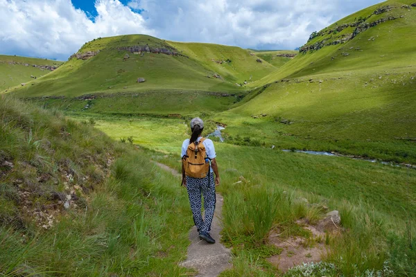 Drakensberg Giant Castle Sudafrica, montagna Drakensberg, Central Drakensberg Kwazulu Natal, donna asiatica che fa escursioni in montagna — Foto Stock