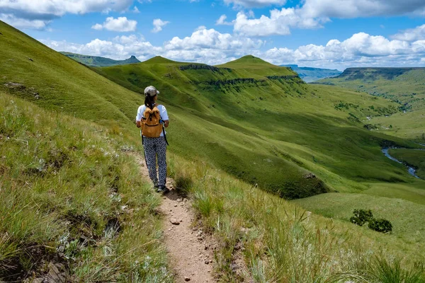 Drakensberg Giant Castle Zuid-Afrika, Drakensberg berg, Centraal Drakensberg Kwazulu Natal, oung aziatische vrouw wandelen in de bergen — Stockfoto