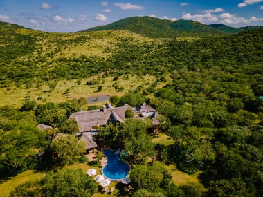 Güney Afrika Kwazulu natal, çalılıklarda lüks safari kulübesi.