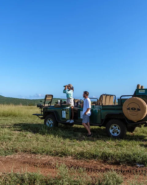 Sudáfrica Kwazulu Natal, coche safari de lujo durante la unidad de juego, pareja de hombres y mujeres en safari en Sudáfrica —  Fotos de Stock