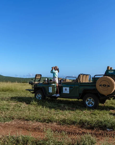 Sudáfrica Kwazulu Natal, coche safari de lujo durante la unidad de juego, pareja de hombres y mujeres en safari en Sudáfrica —  Fotos de Stock