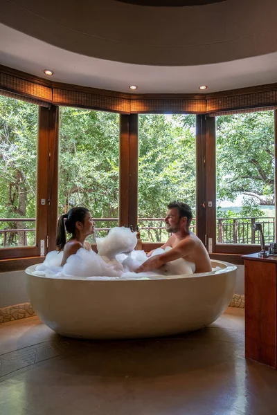 Couple homme et femme dans la baignoire, Afrique du Sud Kwazulu natal, luxe safari lodge dans la brousse — Photo