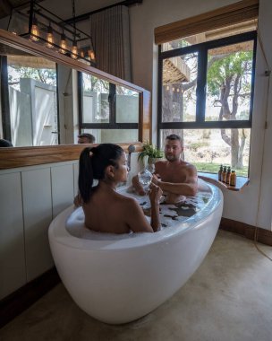 Güney Afrika 'da lüks bir safaride, banyodaki birkaç erkek ve kadın.