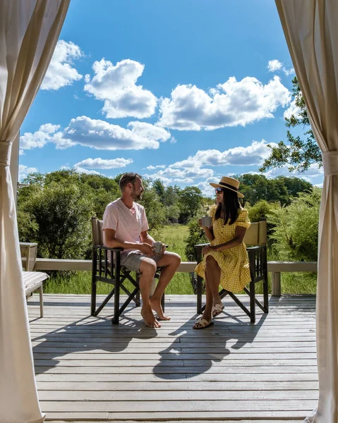 Paar mannen en vrouwen voor safari tent op een luxe safari, Zuid-Afrika, luxe safari lodge in de bush — Stockfoto