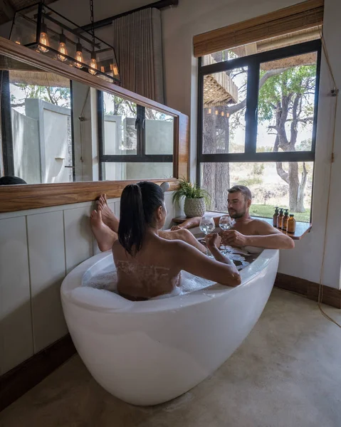 Paar mannen en vrouwen in bad op een luxe safari, Zuid-Afrika, luxe safari lodge in de bush — Stockfoto