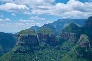 Güney Afrika 'daki Panorama rotası, Blyde nehri kanyonu üç rondavel, üç rondavel ve Güney Afrika' daki Blyde Nehri Kanyonu 'nun etkileyici manzarası.