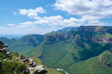 Güney Afrika 'daki Panorama rotası, Blyde nehri kanyonu üç rondavel, üç rondavel ve Güney Afrika' daki Blyde Nehri Kanyonu 'nun etkileyici manzarası.