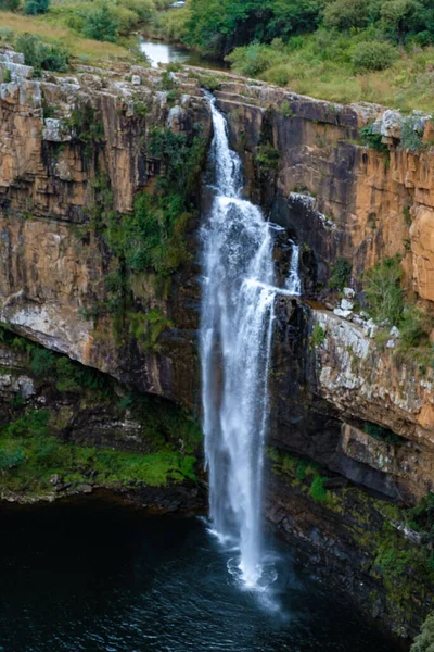 Панорама шлях Південно-Африканська Республіка, Блід річковий каньйон з трьома рондавелями, вражаючи вигляд трьох рондавелів і блоїдного річкового каньйону в південній частині Африки. — стокове фото