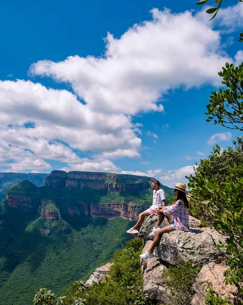 Ruta panorámica Soute Africa, cañón del río Blyde con los tres rondavels, impresionante vista de tres rondavels y el cañón del río blyde en Sudáfrica, pareja hombre y mujer visitando la ruta panorámica — Foto de Stock