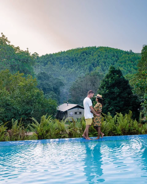 Coppia uomo e donna in piscina durante le vacanze in Sud Africa — Foto Stock