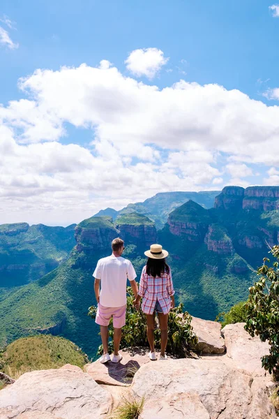 Trasa panoramiczna Soute Africa, kanion rzeki Blyde z trzema rondavelami, imponujący widok na trzy rondavels i kanion rzeki blyde w Afryce Południowej, para mężczyzn i kobiet odwiedzających trasę panoramiczną — Zdjęcie stockowe