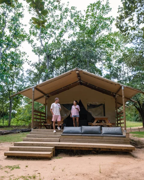 Günstiges Safarin-Zelt in Südafrika für Familienurlaube, Paar Mann und Frau beim Zelten im Safarizelt — Stockfoto