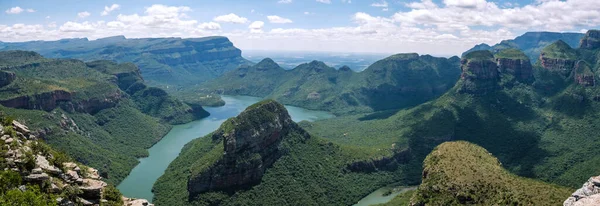 Panoráma útvonal Dél-Afrika, Blyde folyó kanyon a három rondavels, lenyűgöző kilátás nyílik a három rondavels és a Blyde folyó kanyon Dél-Afrikában — Stock Fotó
