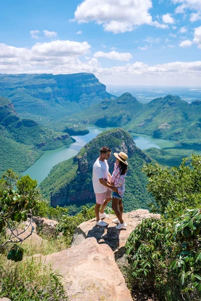 Панорамный маршрут Южная Африка, каньон реки Блайд с тремя рондавелями, впечатляющий вид на три рондавелы и каньон реки Блайд в Южной Африке, пара мужчин и женщин, посещающих панорамный маршрут — стоковое фото
