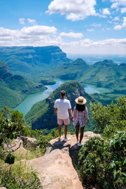 Güney Afrika 'daki Panorama rotası, Blyde nehri kanyonu üç rondavel, üç rondavel ve Güney Afrika' daki Blyde nehri kanyonunun etkileyici manzarası, panorama rotasını ziyaret eden çift ve kadın.