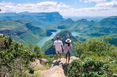 Güney Afrika 'daki Panorama rotası, Blyde nehri kanyonu üç rondavel, üç rondavel ve Güney Afrika' daki Blyde nehri kanyonunun etkileyici manzarası, panorama rotasını ziyaret eden çift ve kadın.