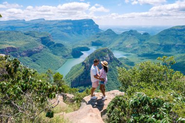 Güney Afrika 'daki Panorama rotası, Blyde nehri kanyonu üç rondavel, üç rondavel ve Güney Afrika' daki Blyde nehri kanyonunun etkileyici manzarası, panorama rotasını ziyaret eden çift ve kadın.