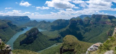 Güney Afrika 'daki Panorama rotası, Blyde nehri kanyonu üç rondavel, üç rondavel ve Güney Afrika' daki Blyde Nehri Kanyonu 'nun etkileyici manzarası.