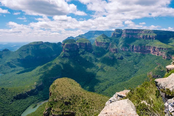 Itinerario panoramico Soute Africa, canyon del fiume Blyde con i tre rondavel, vista impressionante di tre rondavel e il canyon del fiume Blyde in Sudafrica — Foto Stock