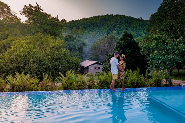 在南非度假期间，一对男女在游泳池游泳 — 图库照片