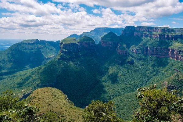 Trasa panoramiczna Soute Africa, kanion rzeki Blyde z trzema rondavelami, imponujący widok na trzy rondavels i kanion rzeki blyde w południowej Afryce — Zdjęcie stockowe